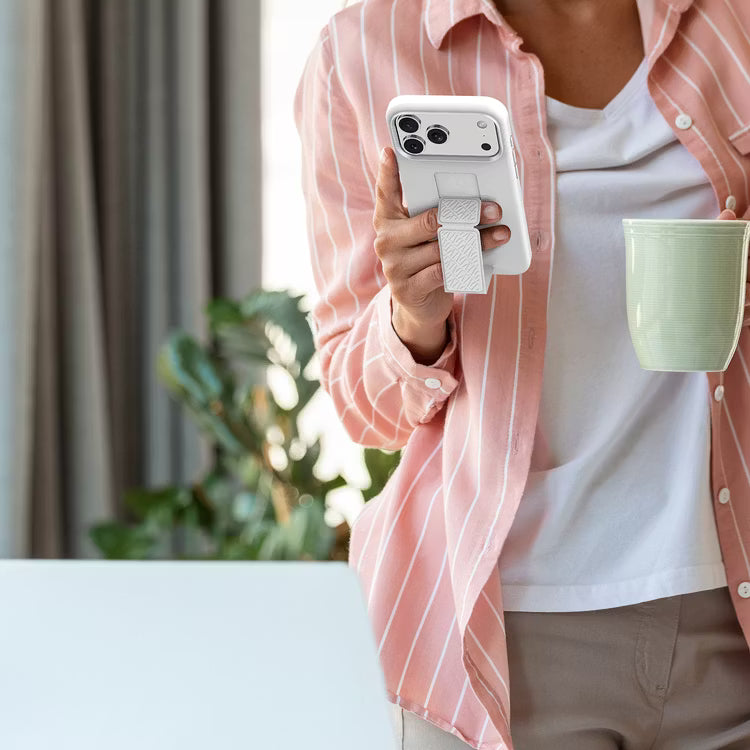 Levelo Morphix Silicone GripStand Case for iPhone 17 Pro Max Silver